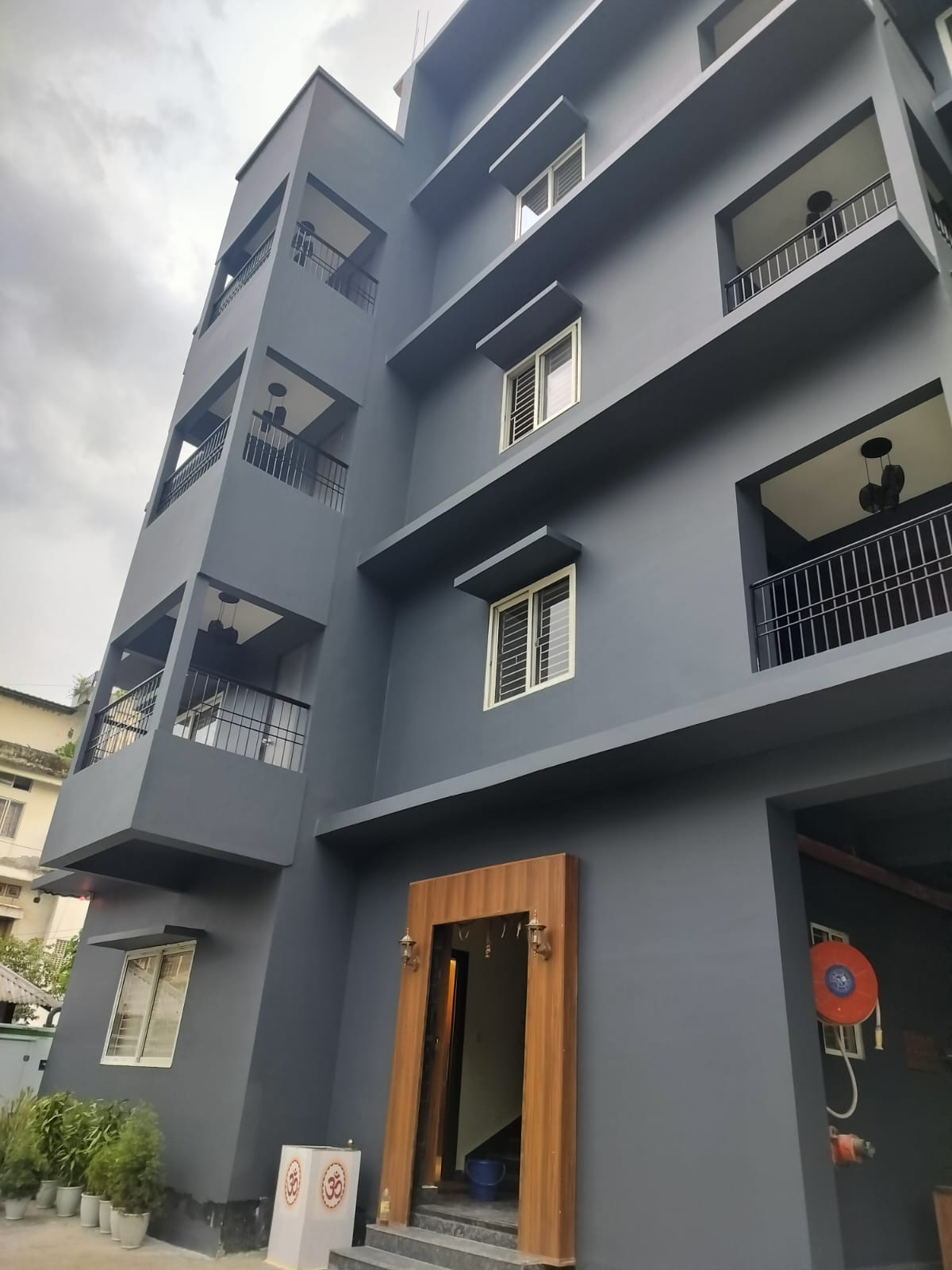 Hotel Exterior - Alternate View